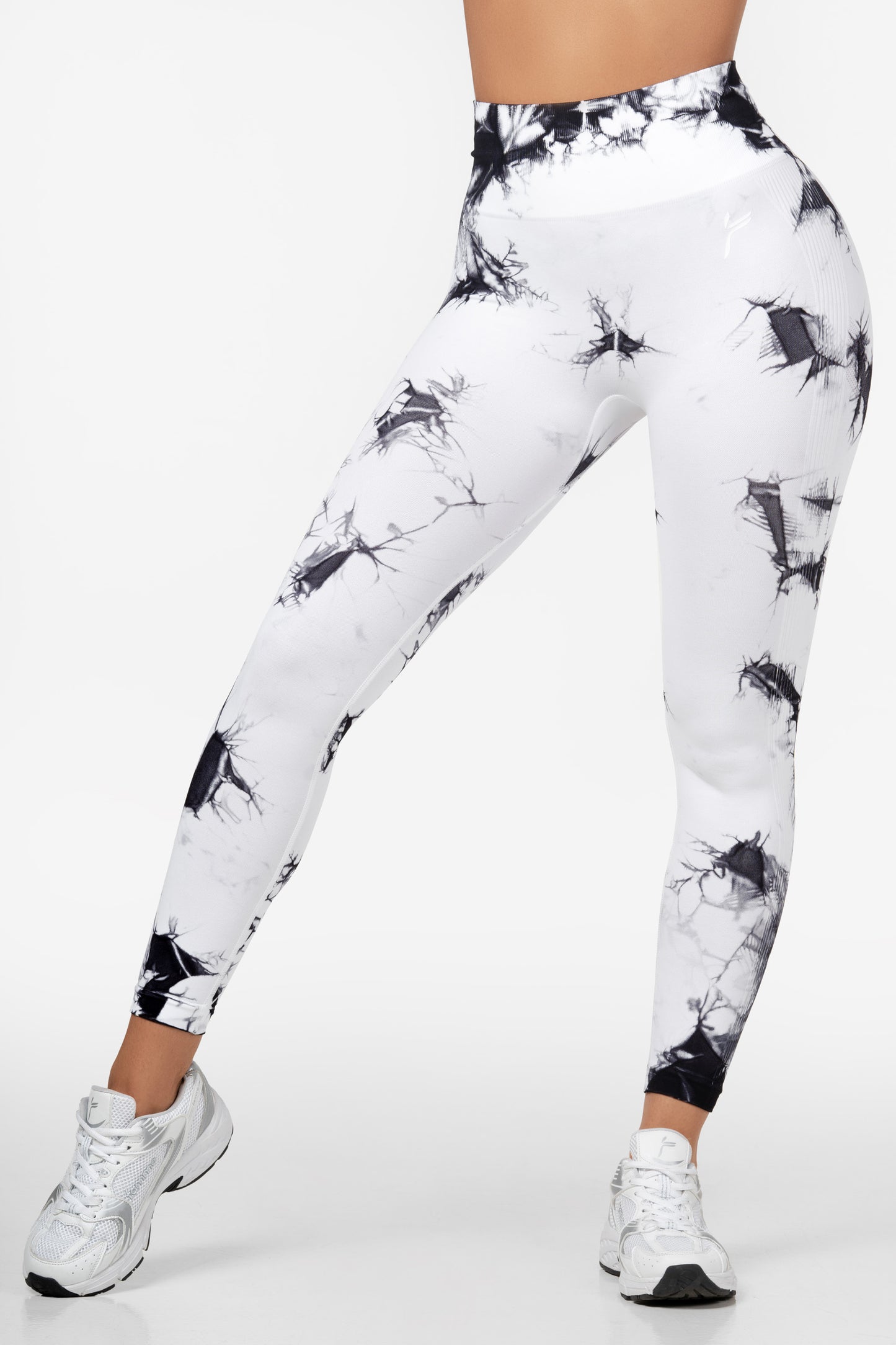 Weiße Scrunch-Leggings mit Batikmuster