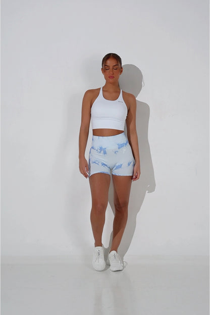 Hellblaue Scrunch-Shorts mit Batikmuster